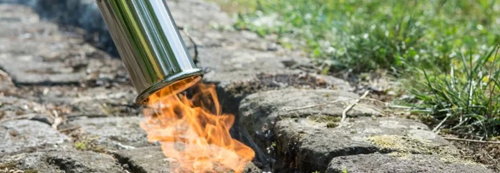 Gasbrenner entfernt Unkraut